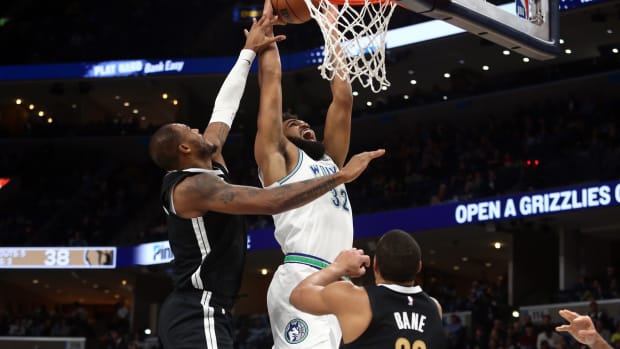 Karl-Anthony Towns dunks